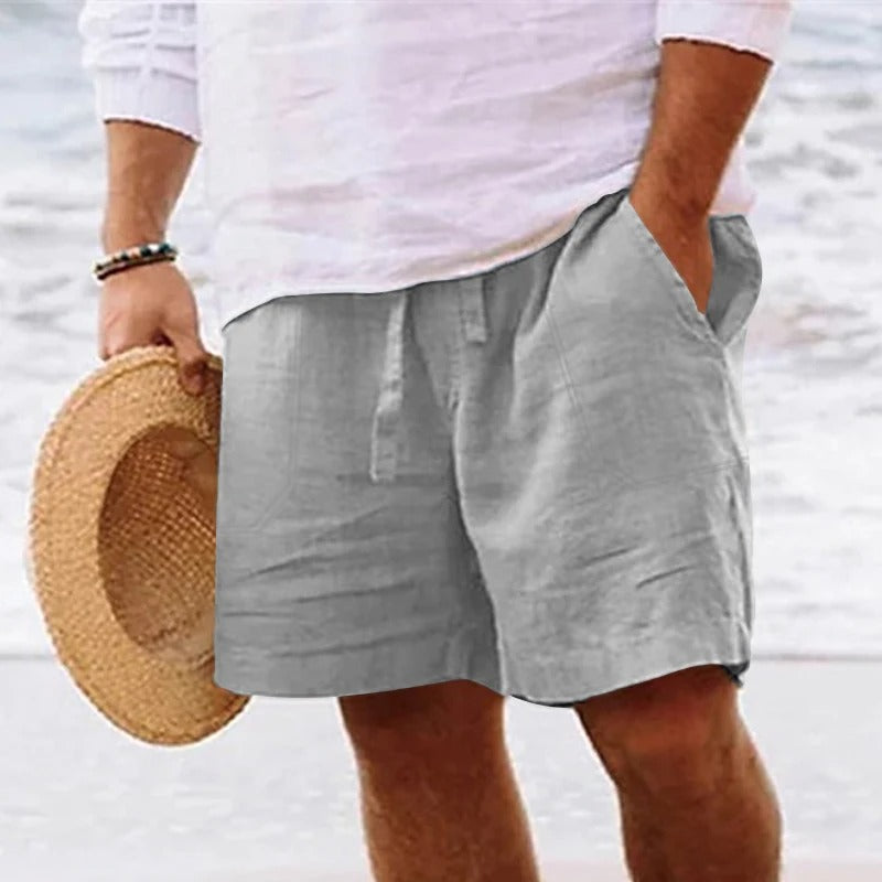 Stijlvolle linnen heren short, perfecte toevoeging aan je zomerse garderobe. Gemaakt van verkoelende en comfortabele linnen stof, met een tijdloos ontwerp dat veelzijdig te combineren is voor zowel casual als meer formele gelegenheden.