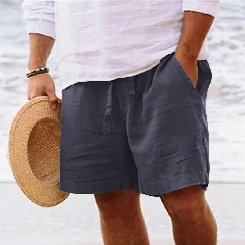 Stijlvolle linnen heren short, perfecte toevoeging aan je zomerse garderobe. Gemaakt van verkoelende en comfortabele linnen stof, met een tijdloos ontwerp dat veelzijdig te combineren is voor zowel casual als meer formele gelegenheden.