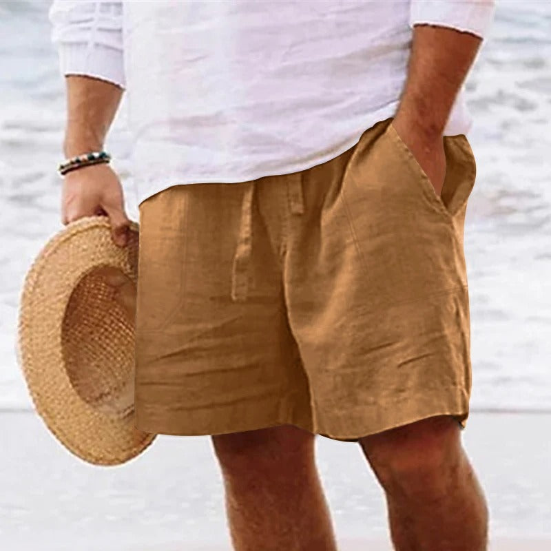 Stijlvolle linnen heren short, perfecte toevoeging aan je zomerse garderobe. Gemaakt van verkoelende en comfortabele linnen stof, met een tijdloos ontwerp dat veelzijdig te combineren is voor zowel casual als meer formele gelegenheden.