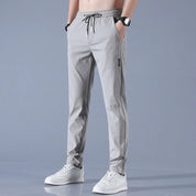 Ultiem comfort en stijl komen samen in deze stretch chino herenbroek. Gemaakt van sneldrogend en elastisch materiaal voor een comfortabele pasvorm die zich aanpast aan al je bewegingen. De perfecte keuze voor diverse gelegenheden en eenvoudig te combineren voor een trendy uitstraling.