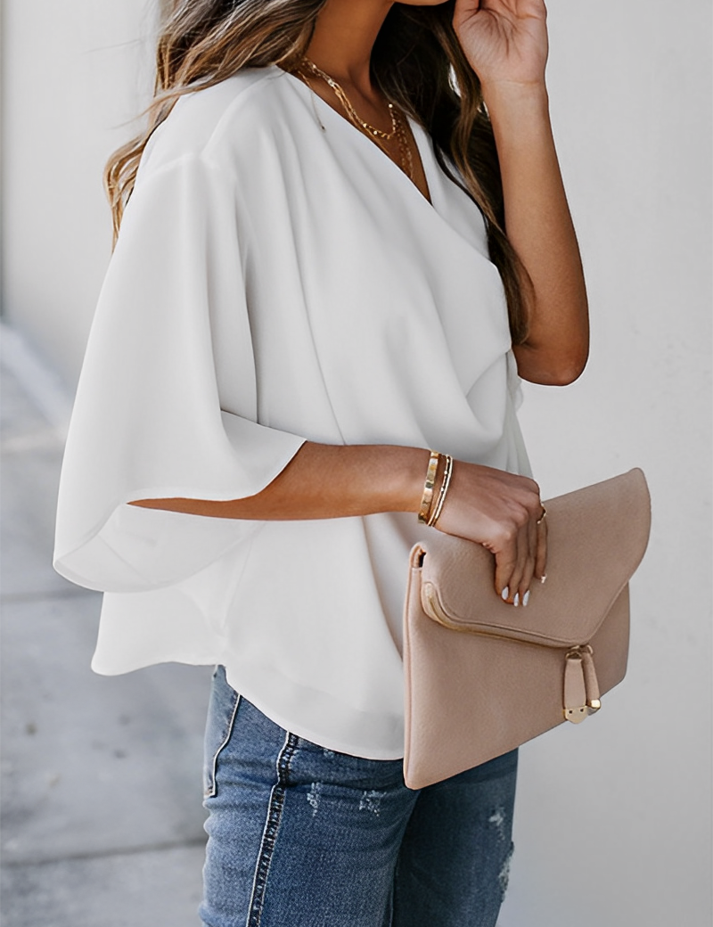 Casual zomer chiffon blouse - ervaar ultiem comfort en moeiteloze elegantie met deze blouse, perfect voor een stijlvolle look in warm weer. Gemaakt van luchtige chiffonstof voor een verkoelend effect, en voorzien van een relaxte pasvorm, lichte mouwen en vrouwelijke details zoals een V-hals. De veelzijdige stijl maakt deze blouse geschikt voor diverse gelegenheden. Maattabel beschikbaar voor S, M, L en XL.