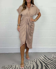 José | Elegante geplooide jurk met decolleté in de kleur Khaki voor dames in stijl ideaal voor de lente.