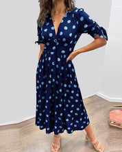 Jurk met diepe V-hals en stippen in de kleur Blauw voor dames in stijl ideaal voor de lente.