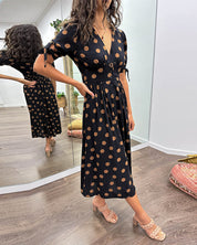 Jurk met diepe V-hals en stippen in de kleur Zwart voor dames in stijl ideaal voor de lente.