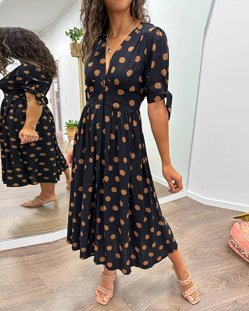 Jurk met diepe V-hals en stippen in de kleur Zwart voor dames in stijl ideaal voor de lente.