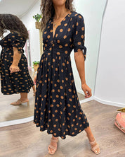 Jurk met diepe V-hals en stippen in de kleur Zwart voor dames in stijl ideaal voor de lente.
