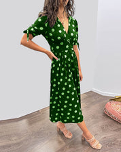 Jurk met diepe V-hals en stippen in de kleur Zwart voor dames in stijl ideaal voor de lente.