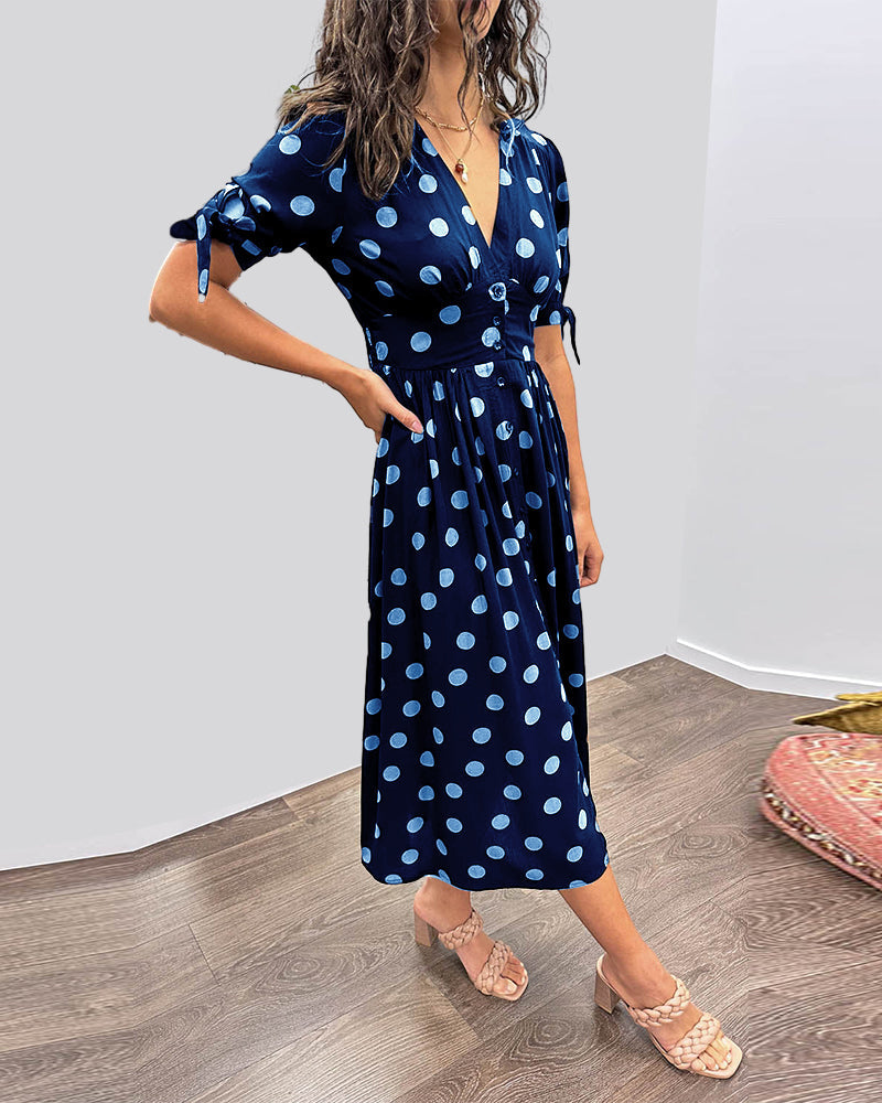 Jurk met diepe V-hals en stippen in de kleur Zwart voor dames in stijl ideaal voor de lente.