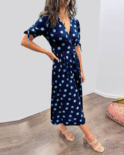 Jurk met diepe V-hals en stippen in de kleur Zwart voor dames in stijl ideaal voor de lente.