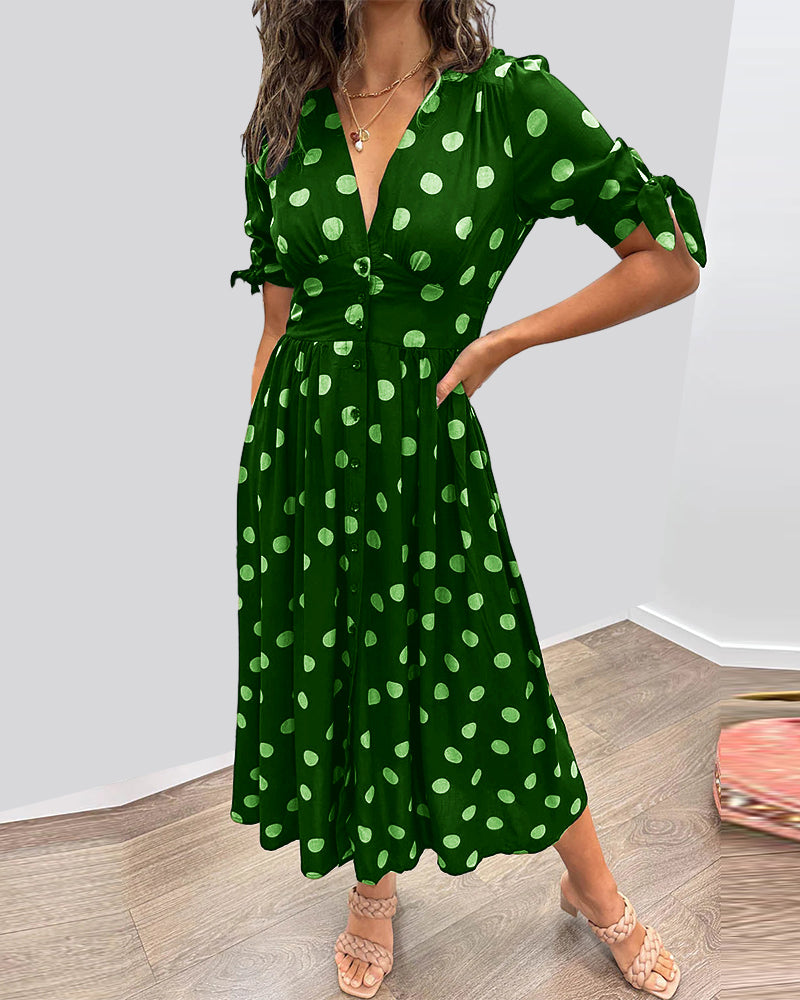 Jurk met diepe V-hals en stippen in de kleur Groen voor dames in stijl ideaal voor de lente.