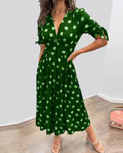 Jurk met diepe V-hals en stippen in de kleur Groen voor dames in stijl ideaal voor de lente.
