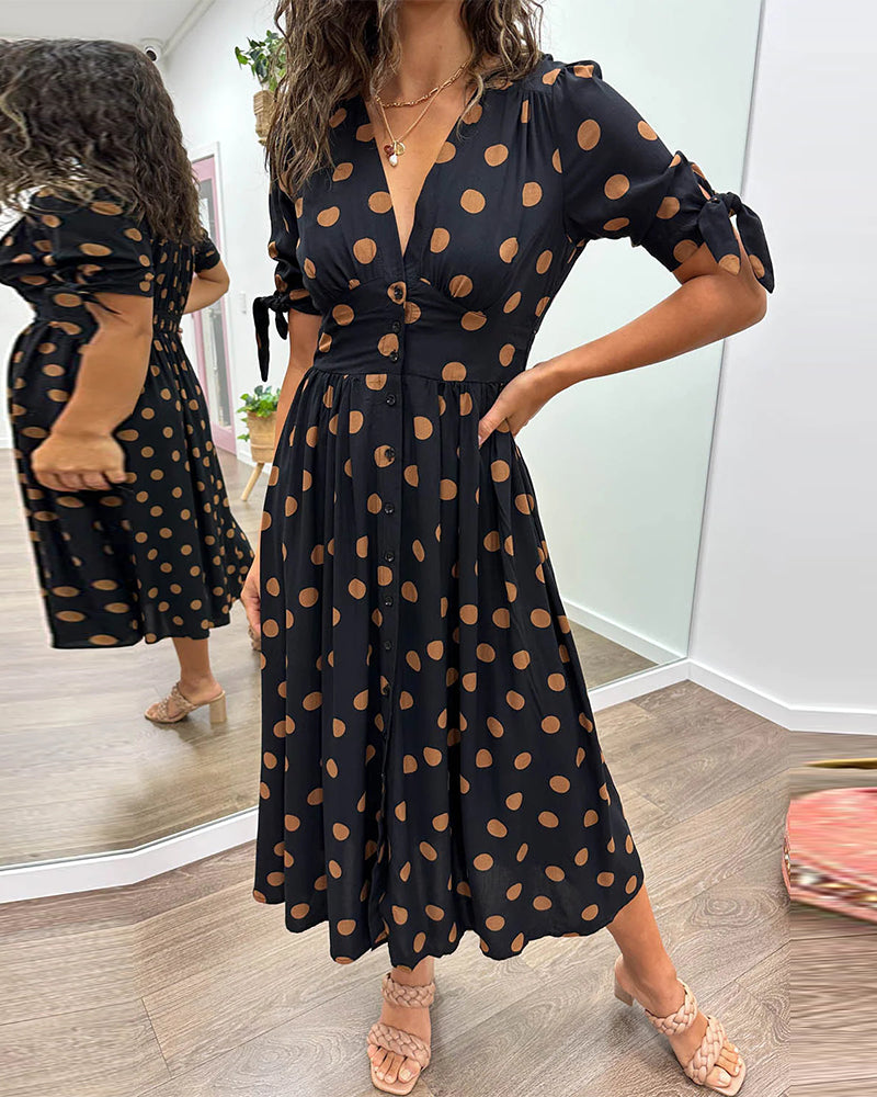 Jurk met diepe V-hals en stippen in de kleur Zwart voor dames in stijl ideaal voor de lente.