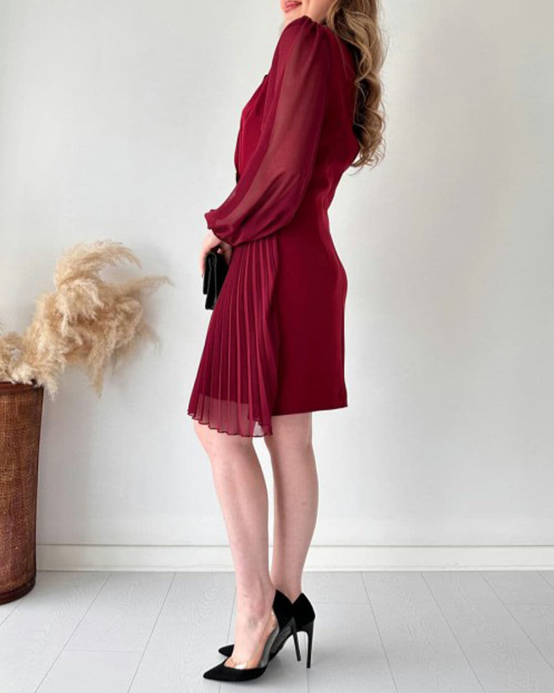 Jurk met gouden gesp in de kleur Zwart voor dames in stijl ideaal voor de herfst.
