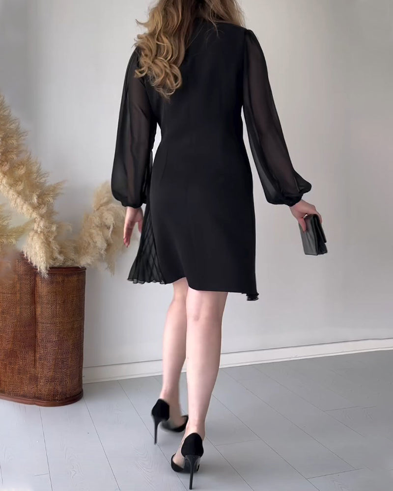 Jurk met gouden gesp in de kleur Zwart voor dames in stijl ideaal voor de herfst.