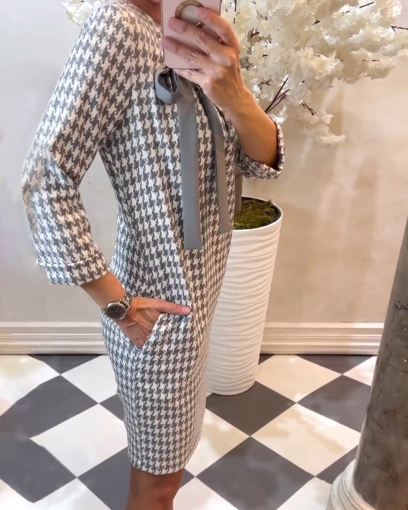 Jurk met patroon en elegante strik in de kleur Grijs voor dames in stijl ideaal voor de herfst.