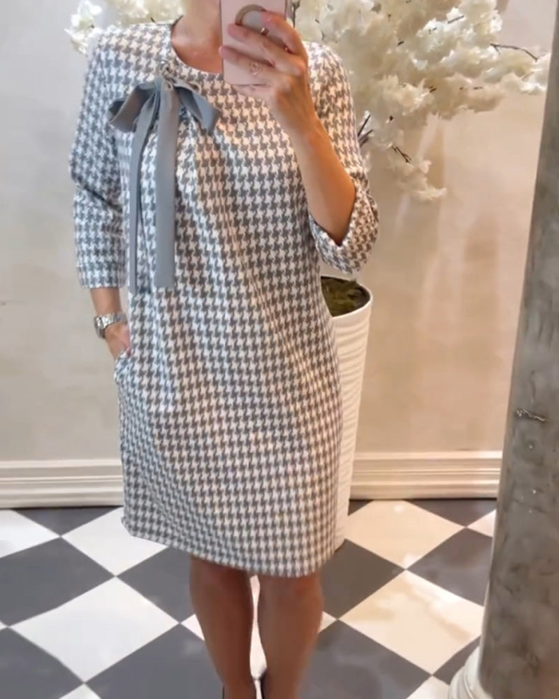Jurk met patroon en elegante strik in de kleur Grijs voor dames in stijl ideaal voor de herfst.