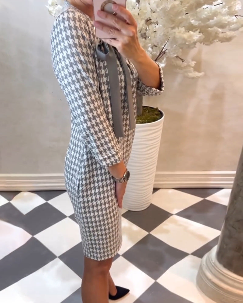 Jurk met patroon en elegante strik in de kleur Grijs voor dames in stijl ideaal voor de herfst.