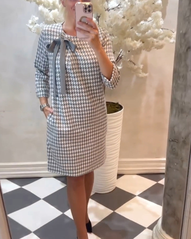 Jurk met patroon en elegante strik in de kleur Grijs voor dames in stijl ideaal voor de herfst.