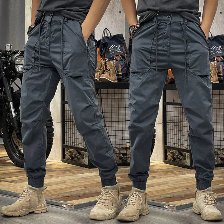 Kees | Moderne heren cargobroek met zakken in de kleur Donkergrijs voor heren in Outdoor stijl ideaal voor de herfst.