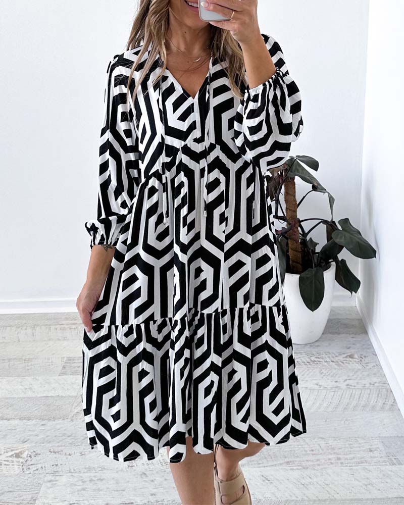 Knielange jurk met geometrische print in de kleur Zwart voor dames in stijl ideaal voor de lente.