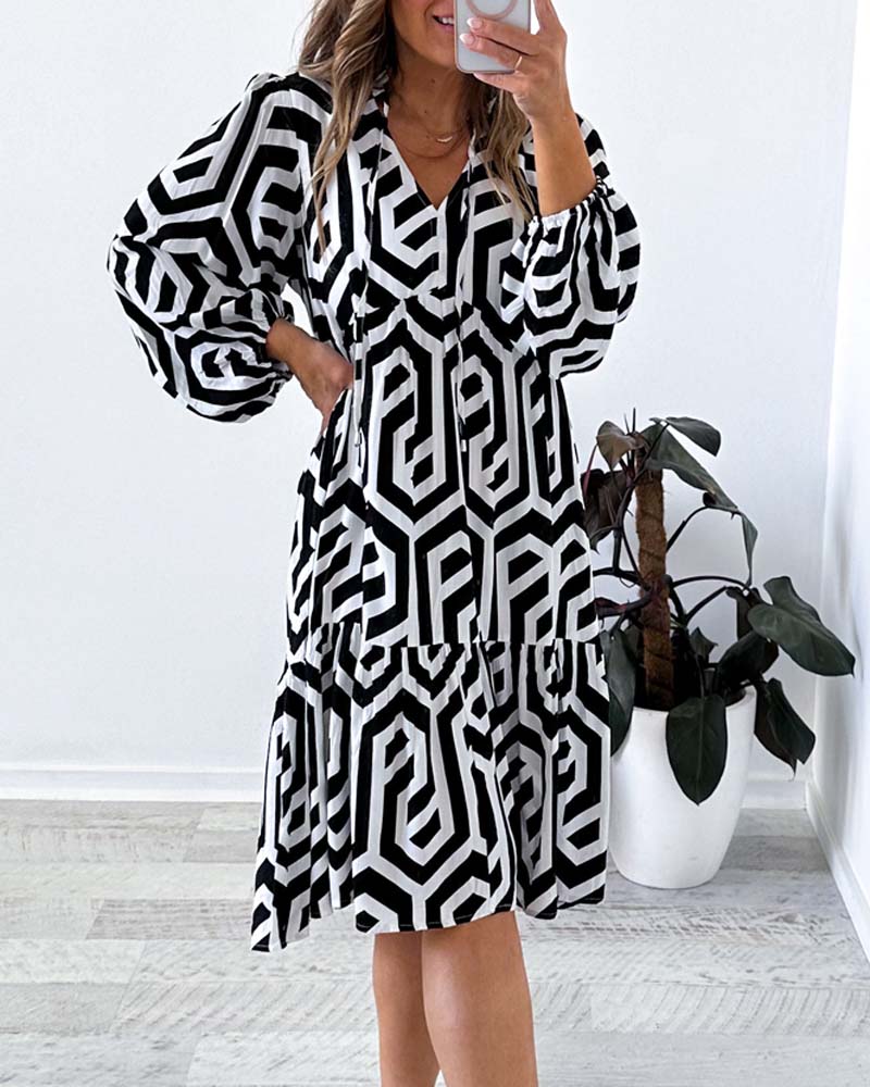 Knielange jurk met geometrische print in de kleur Zwart voor dames in stijl ideaal voor de lente.