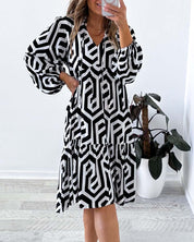 Knielange jurk met geometrische print in de kleur Zwart voor dames in stijl ideaal voor de lente.