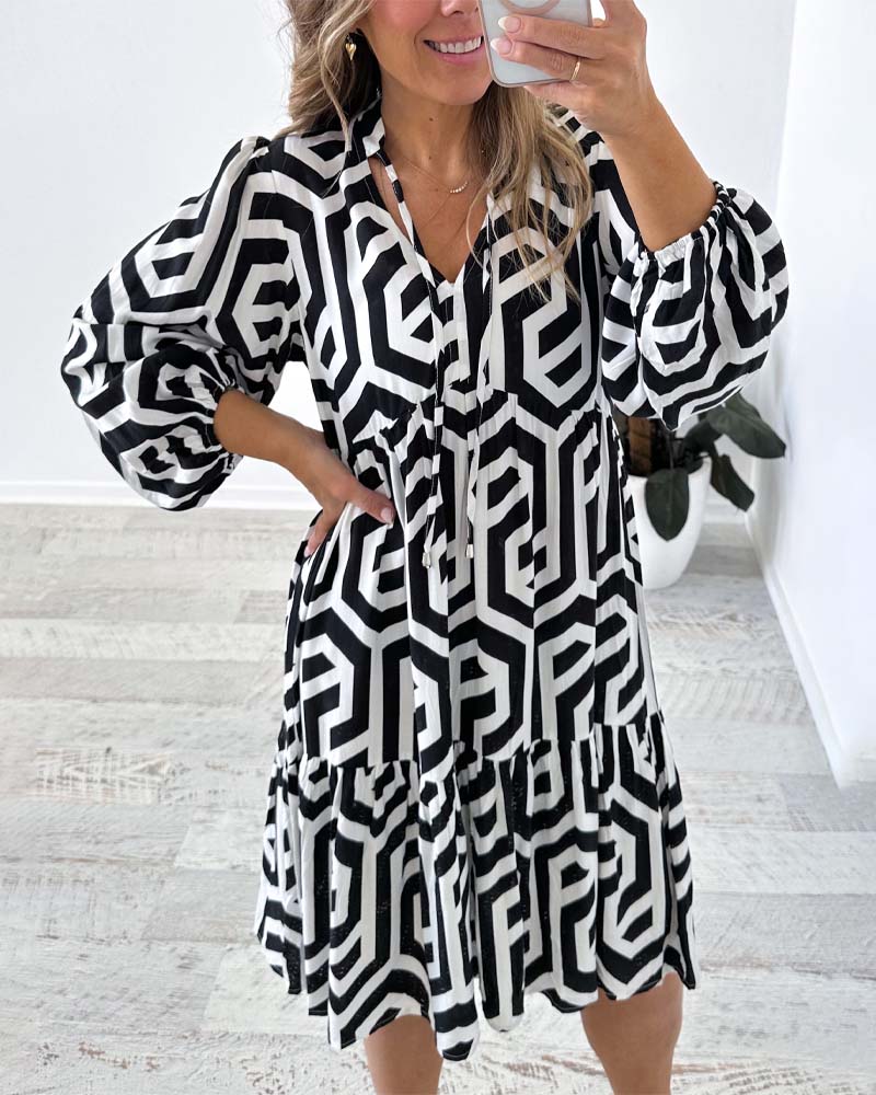 Knielange jurk met geometrische print in de kleur Zwart voor dames in stijl ideaal voor de lente.