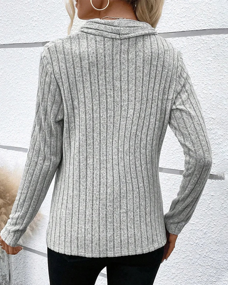 Knit top met v-hals in de kleur Grijs voor dames in stijl ideaal voor de herfst.