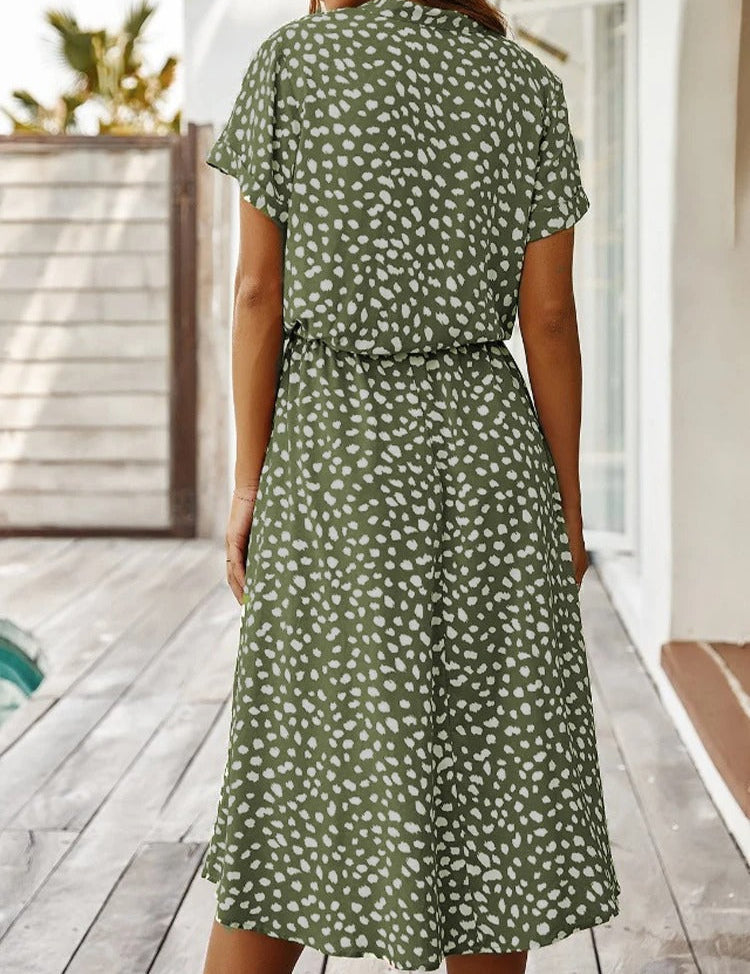 Een perfecte combinatie van elegantie en comfort voor elke gelegenheid. Deze jurk heeft een stijlvol ontwerp, is gemaakt van luchtig materiaal en is ideaal voor warmere dagen. Geraffineerde print voor een trendy uitstraling, lichtgewicht en ademend voor maximaal comfort, evenals hoge kwaliteit en duurzaamheid voor langdurig gebruik. Geschikt voor diverse zomerse activiteiten. Maattabel beschikbaar voor verschillende maten.