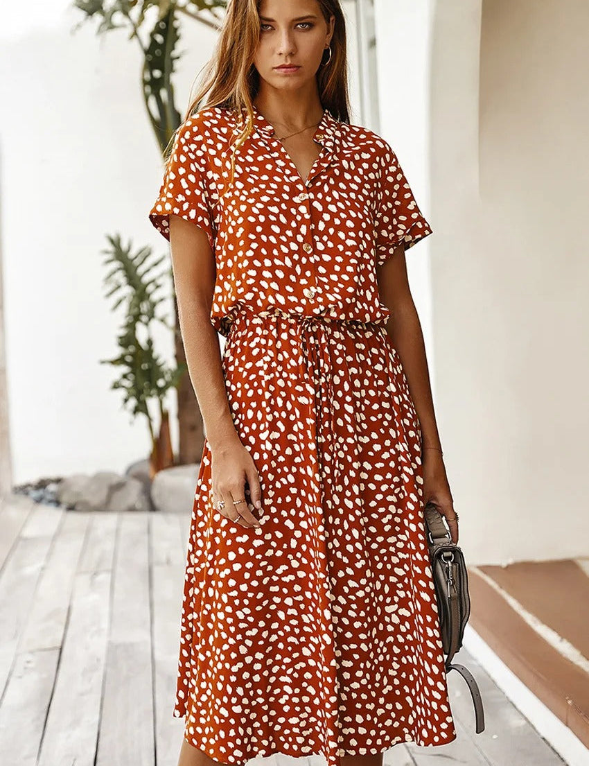 Een perfecte combinatie van elegantie en comfort voor elke gelegenheid. Deze jurk heeft een stijlvol ontwerp, is gemaakt van luchtig materiaal en is ideaal voor warmere dagen. Geraffineerde print voor een trendy uitstraling, lichtgewicht en ademend voor maximaal comfort, evenals hoge kwaliteit en duurzaamheid voor langdurig gebruik. Geschikt voor diverse zomerse activiteiten. Maattabel beschikbaar voor verschillende maten.