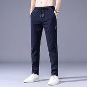 Dunne en elastische heren joggingbroek in effen kleur. Biedt ultiem comfort en een stijlvolle uitstraling, perfect voor diverse gelegenheden. Gemaakt van dun en elastisch materiaal voor een comfortabele pasvorm, en voorzien van een effen kleur voor een tijdloze uitstraling. Maattabel beschikbaar voor verschillende maten.