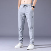 Dunne en elastische heren joggingbroek in effen kleur. Biedt ultiem comfort en een stijlvolle uitstraling, perfect voor diverse gelegenheden. Gemaakt van dun en elastisch materiaal voor een comfortabele pasvorm, en voorzien van een effen kleur voor een tijdloze uitstraling. Maattabel beschikbaar voor verschillende maten.