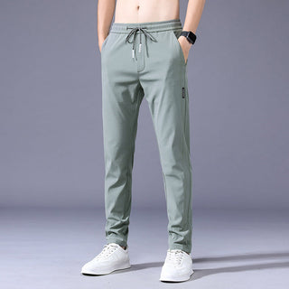 Dunne en elastische heren joggingbroek in effen kleur. Biedt ultiem comfort en een stijlvolle uitstraling, perfect voor diverse gelegenheden. Gemaakt van dun en elastisch materiaal voor een comfortabele pasvorm, en voorzien van een effen kleur voor een tijdloze uitstraling. Maattabel beschikbaar voor verschillende maten.