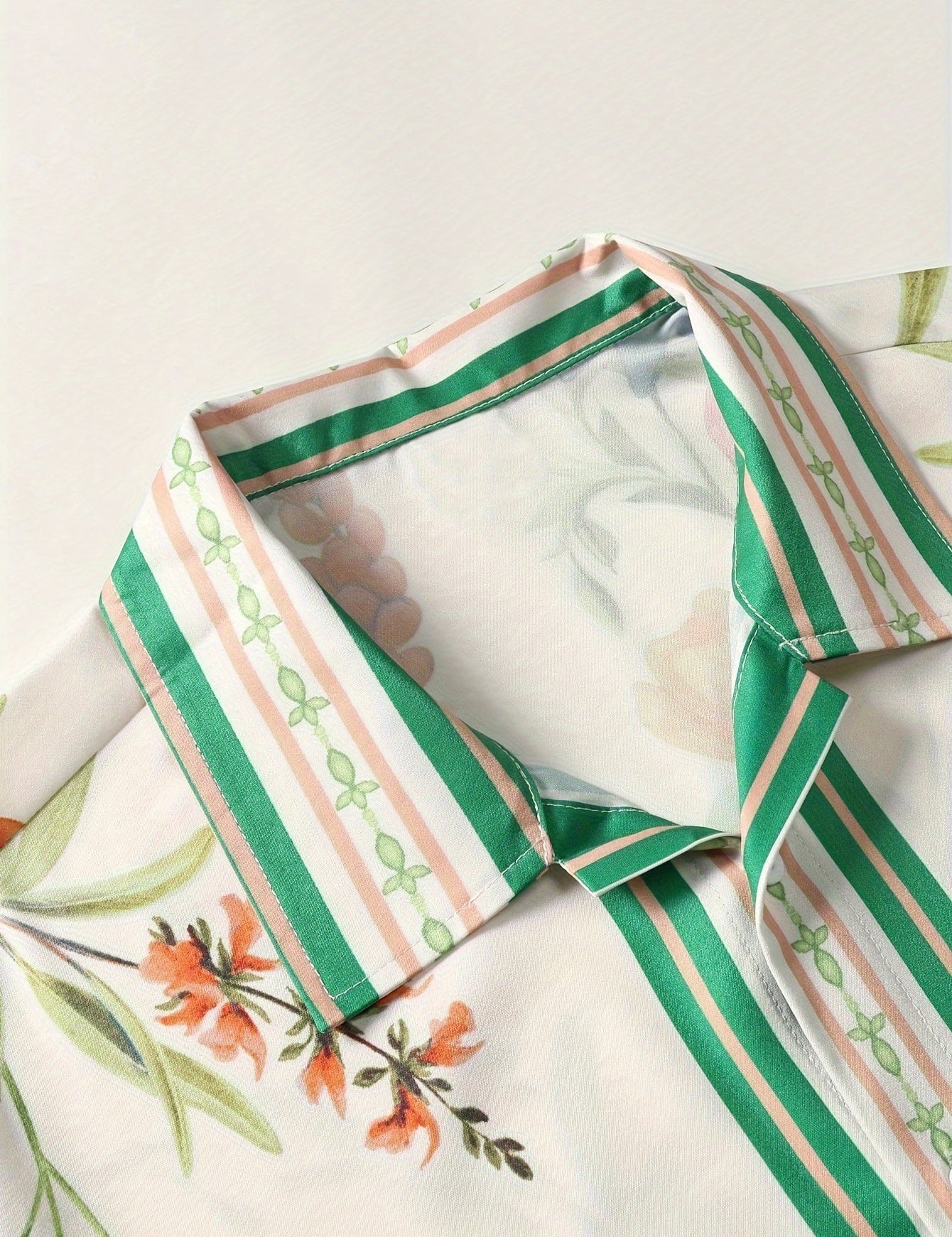 Heren overhemd met 3D bloemenprint en stijlvolle reverskraag, perfect voor een trendy zomerse look. Gemaakt van luchtig materiaal met korte mouwen voor comfort, en voorzien van een klassieke knoopsluiting voor een tijdloze touch.