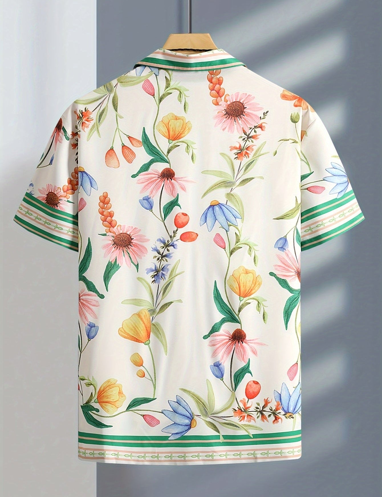 Heren overhemd met 3D bloemenprint en stijlvolle reverskraag, perfect voor een trendy zomerse look. Gemaakt van luchtig materiaal met korte mouwen voor comfort, en voorzien van een klassieke knoopsluiting voor een tijdloze touch.