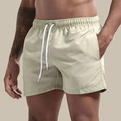 Basic mid-short zwembroek van hoge kwaliteit, ideaal voor heren. Gemaakt van premium sneldrogend materiaal voor ultiem comfort, met een tijdloos ontwerp en praktisch telefoonzakje. Eenvoudig te wassen en perfect voor zomerse avonturen.