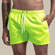Basic mid-short zwembroek van hoge kwaliteit, ideaal voor heren. Gemaakt van premium sneldrogend materiaal voor ultiem comfort, met een tijdloos ontwerp en praktisch telefoonzakje. Eenvoudig te wassen en perfect voor zomerse avonturen.
