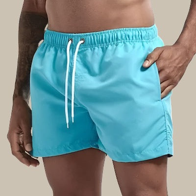 Basic mid-short zwembroek van hoge kwaliteit, ideaal voor heren. Gemaakt van premium sneldrogend materiaal voor ultiem comfort, met een tijdloos ontwerp en praktisch telefoonzakje. Eenvoudig te wassen en perfect voor zomerse avonturen.
