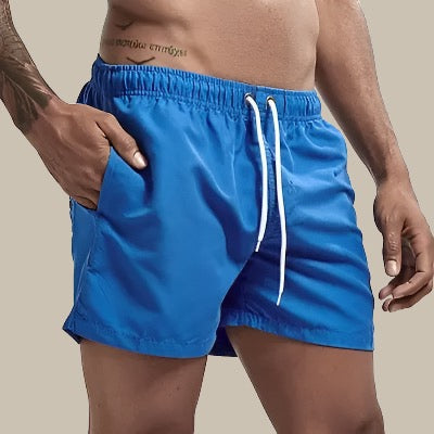 Basic mid-short zwembroek van hoge kwaliteit, ideaal voor heren. Gemaakt van premium sneldrogend materiaal voor ultiem comfort, met een tijdloos ontwerp en praktisch telefoonzakje. Eenvoudig te wassen en perfect voor zomerse avonturen.