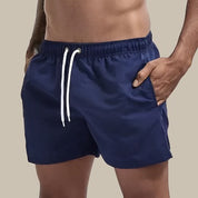 Basic mid-short zwembroek van hoge kwaliteit, ideaal voor heren. Gemaakt van premium sneldrogend materiaal voor ultiem comfort, met een tijdloos ontwerp en praktisch telefoonzakje. Eenvoudig te wassen en perfect voor zomerse avonturen.