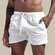 Basic mid-short zwembroek van hoge kwaliteit, ideaal voor heren. Gemaakt van premium sneldrogend materiaal voor ultiem comfort, met een tijdloos ontwerp en praktisch telefoonzakje. Eenvoudig te wassen en perfect voor zomerse avonturen.