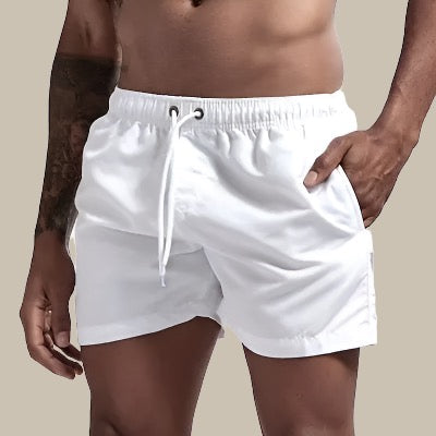 Basic mid-short zwembroek van hoge kwaliteit, ideaal voor heren. Gemaakt van premium sneldrogend materiaal voor ultiem comfort, met een tijdloos ontwerp en praktisch telefoonzakje. Eenvoudig te wassen en perfect voor zomerse avonturen.