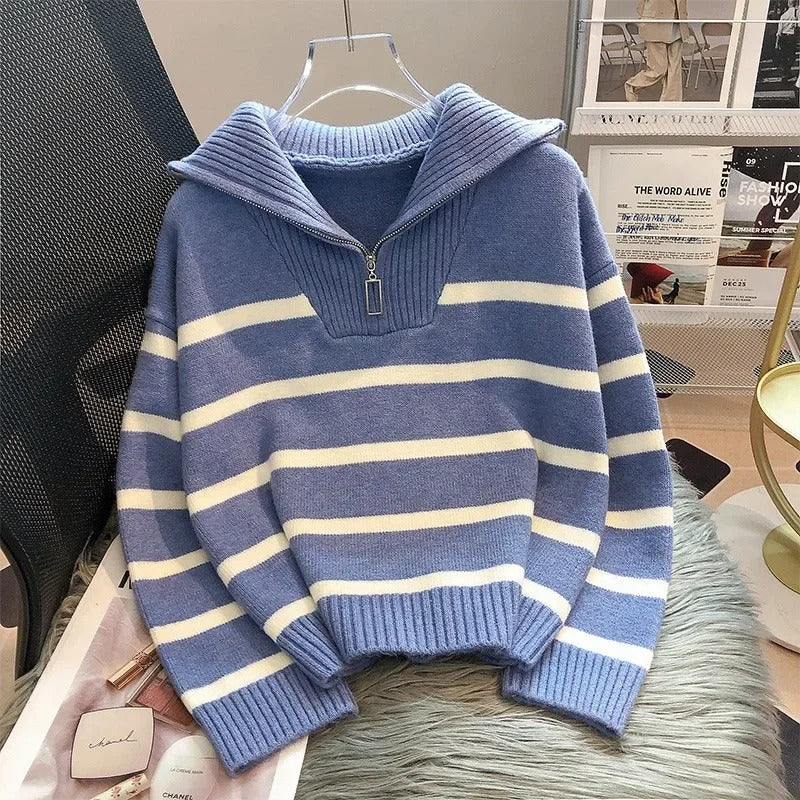 Lauren | Wollen gebreide gestreepte trui met omgeslagen kraag en ritssluiting in de kleur Blauw voor dames in Heritage stijl geschikt voor alle seizoenen.