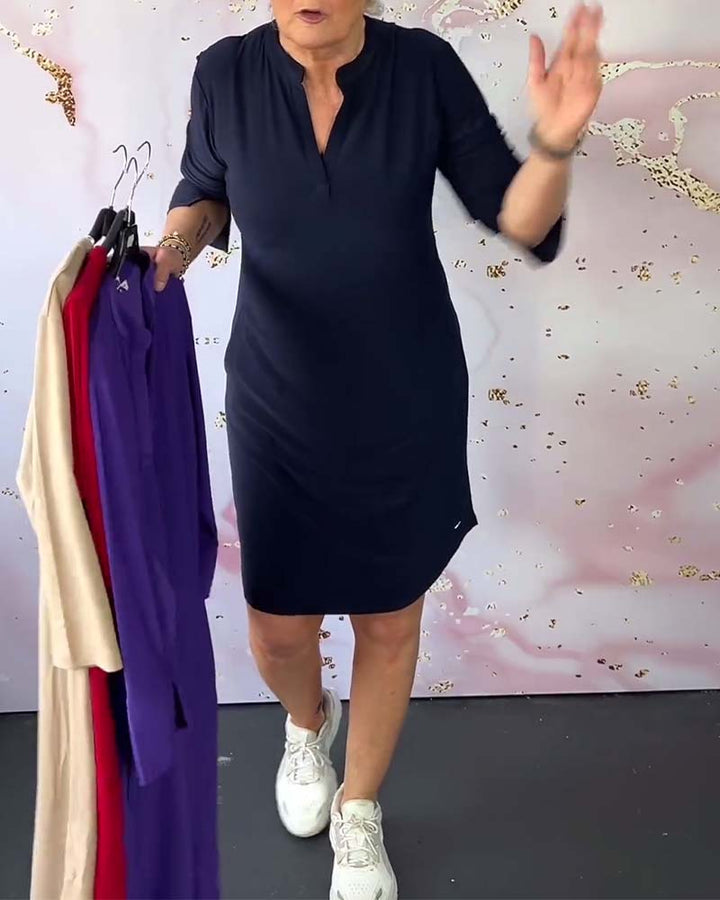 Laurynn | Jurk in effen kleur met V-hals in de kleur Marineblauw voor dames in Formal stijl ideaal voor de lente.