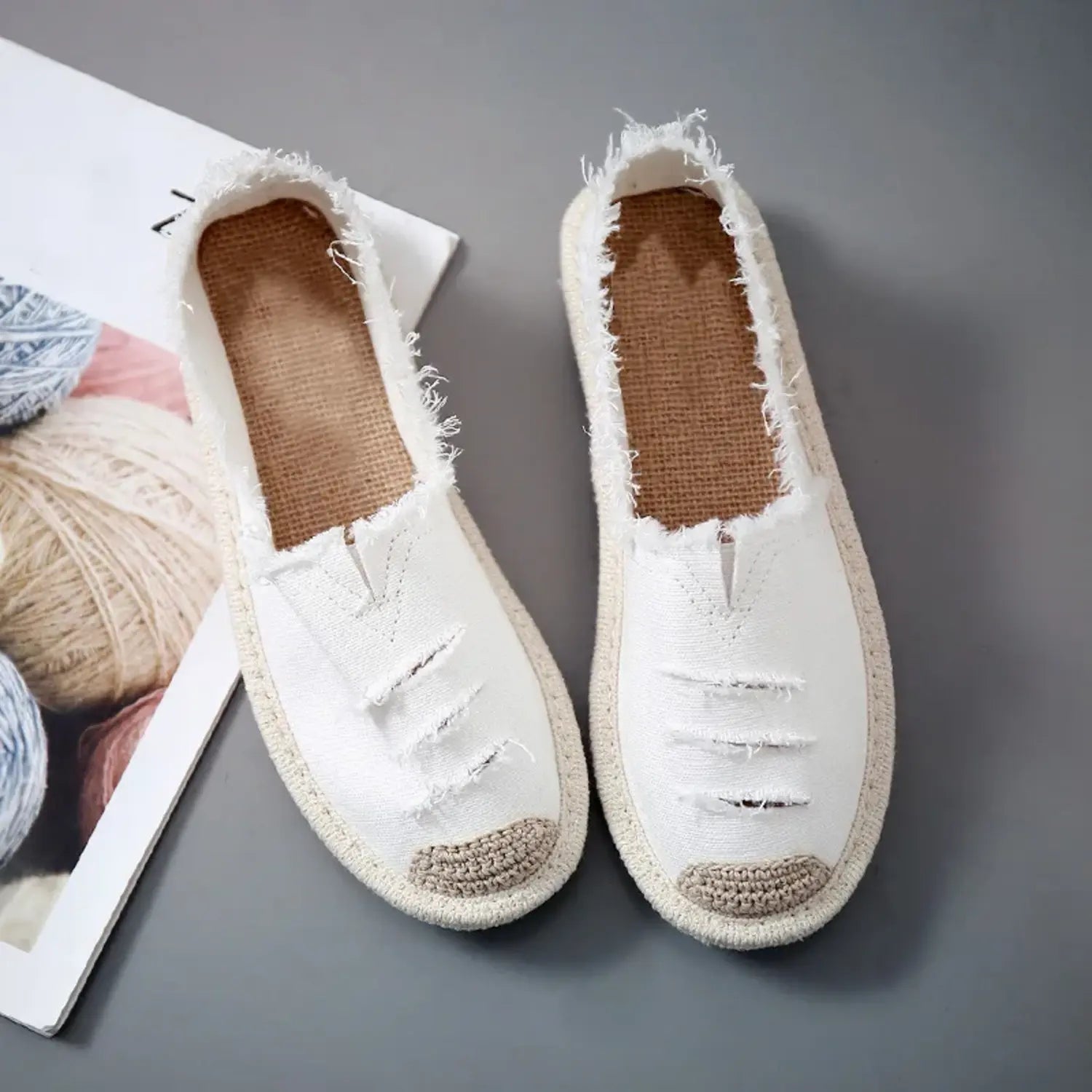 Laurynn | Zwarte en witte espadrilles van gescheurde canvas stof in de kleur Wit voor dames in Beach stijl ideaal voor de zomer.