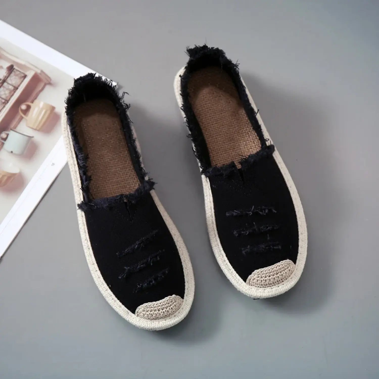 Laurynn | Zwarte en witte espadrilles van gescheurde canvas stof in de kleur Zwart voor dames in Beach stijl ideaal voor de zomer.