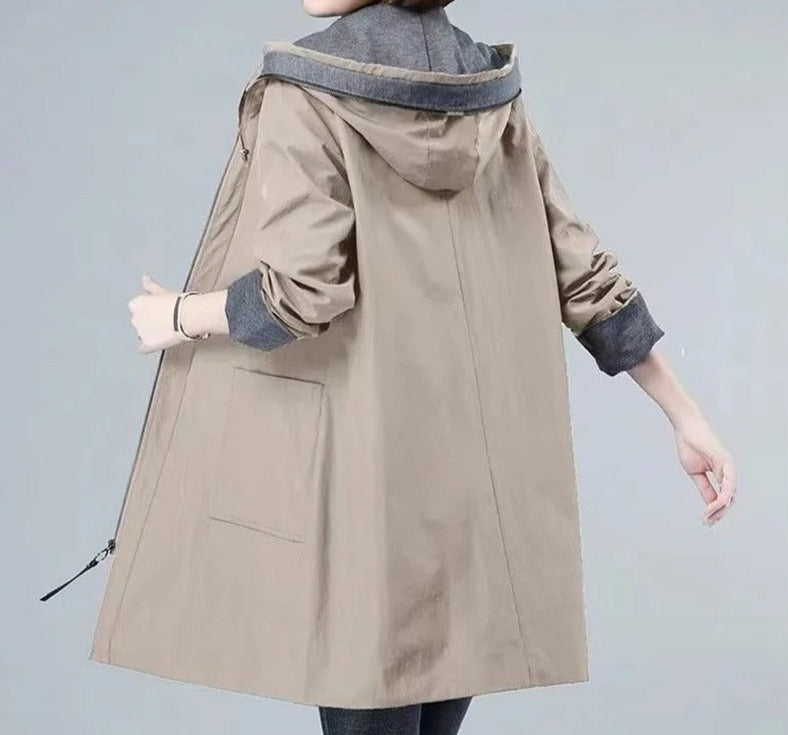 Leanne | Casual overjas met capuchon in de kleur Khaki voor dames in Casual stijl ideaal voor de herfst.