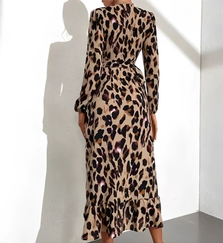 leila-v-hals-jurk-met-luipaardprint-deqalli-5.webp