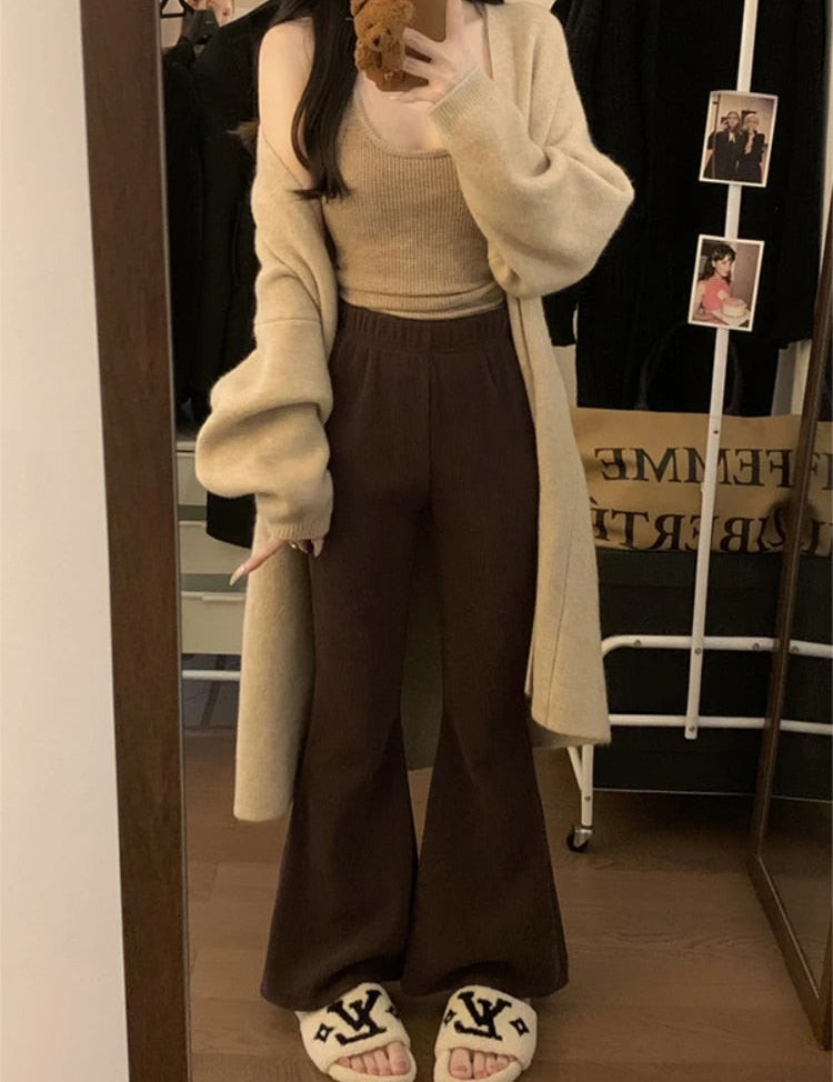 Lena | Vintage Corduroy Flare broek in de kleur Bruin voor dames in stijl ideaal voor de herfst.
