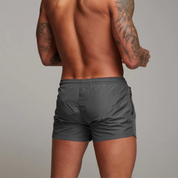 Liam Swim Trunks | Upgrade je zomerstijl met onze must-have zwembroek in de kleur Zwart voor heren in Beach stijl ideaal voor de zomer.